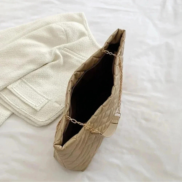 HP! ๐ Khaki Quilt Pattern Gold Chain Purse - Picture 3 of 7